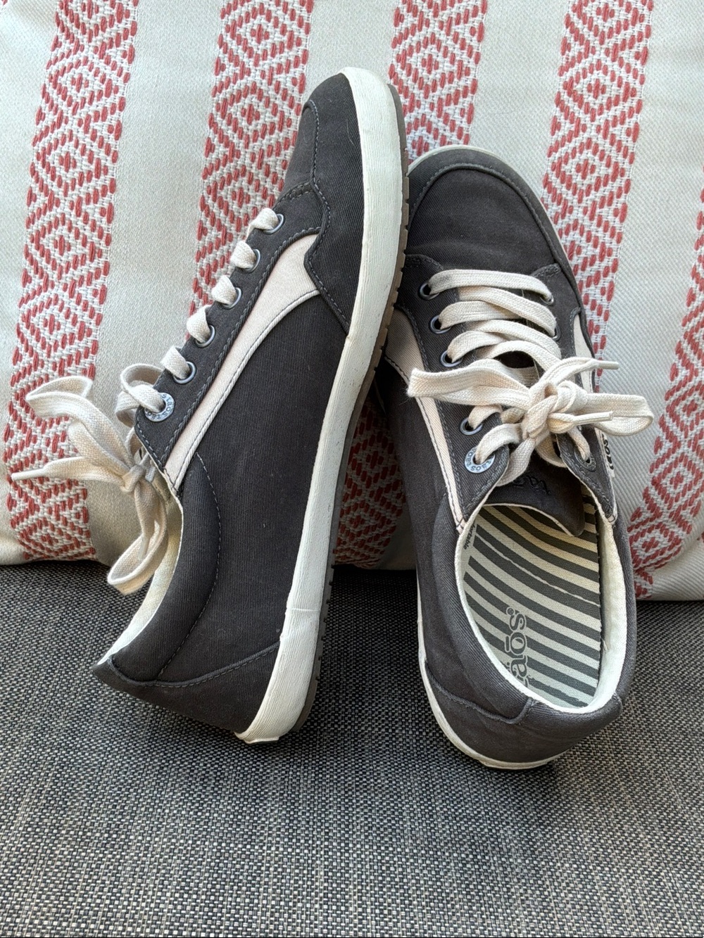 Women’s Taos Sneaker 8.5 Grey / Cream